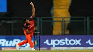 MI vs SRH: हैदराबाद के इस गेंदबाज ने छीन ली मुंबई के जबड़े से जीत, 3 छक्के खाने के बाद भी नहीं मानी हार